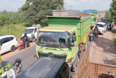 Truk Masih Dominasi Jalintim, Pemudik Tetap Terjebak Macet Palembang–Betung