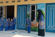 Belajar Sambil Bermain, Siswa TK IT Shoutul Quran Prabumulih Antusias Cari Huruf Vokal AIUEO