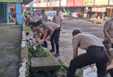 Polisi dan Warga Kompak Bersihkan Pasar PTM I, Program BELIDA Polda Sumsel Tuai Apresiasi