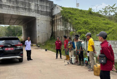 Talang Batu Jaga Lingkungan, Gotong Royong Semprot Rumput Pinggir Jalan