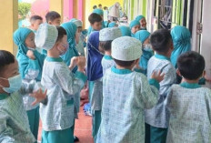 Siswa TK IT Al Hasanah Prabumulih Gunakan Masker Saat Rutinitas Pagi