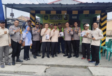 Perkuat Keamanan Lingkungan, Polres Prabumulih Serahkan 8 HT ke Warga Gunung Ibul