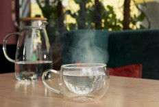 Minum Air Hangat Kuku Setiap Bangun Pagi, Benarkah Memberikan Banyak Manfaat Kesehatan?