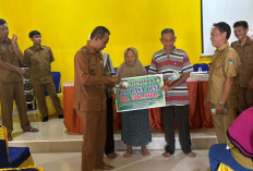 Desa Talang Batu Salurkan BLT Tiga Bulan Sekaligus, 11 Keluarga Terima Bantuan