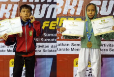 Kakak Beradik SD Al Malik Prabumulih Sabet Emas di Kejuaraan Karate Piala Gubernur Sumsel