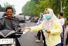 Peduli Dampak Kabut Asap, Ketua TP PKK Prabumulih Bagikan Masker kepada Warga